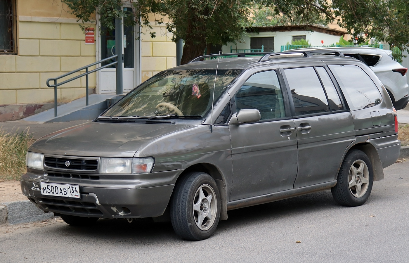 Волгоградская область, № М 500 АВ 134 — Nissan Prairie Joy '95-98