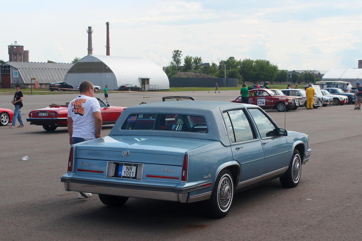Латвия, № NR-1001 — Cadillac DeVille (6G) '85-93; Литва — Nesenstanti klasika 2025
