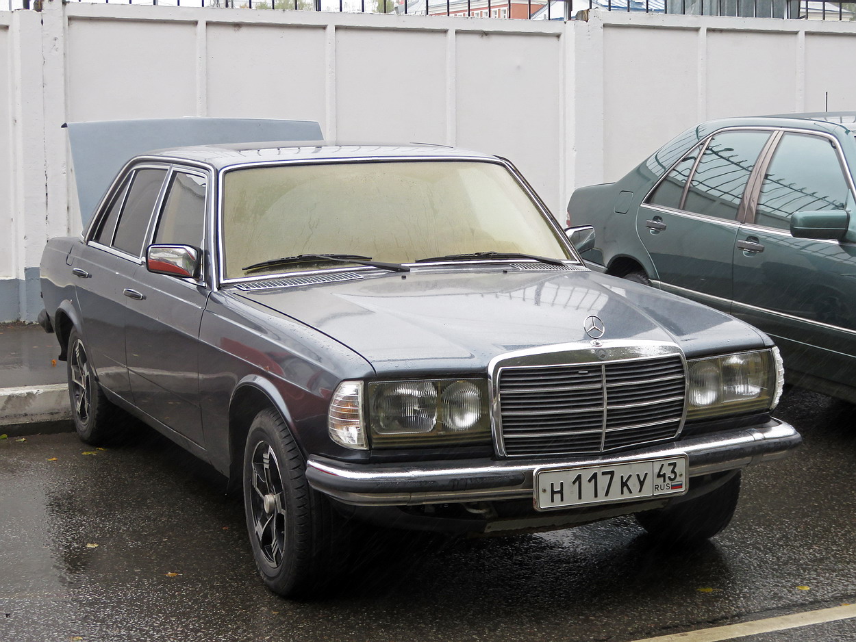 Кировская область, № Н 117 КУ 43 — Mercedes-Benz (W123) '76-86; Кировская область — Выставка ретро-автомобилей в Кирове в честь 651-й годовщины дня города 21 сентября 2025 года