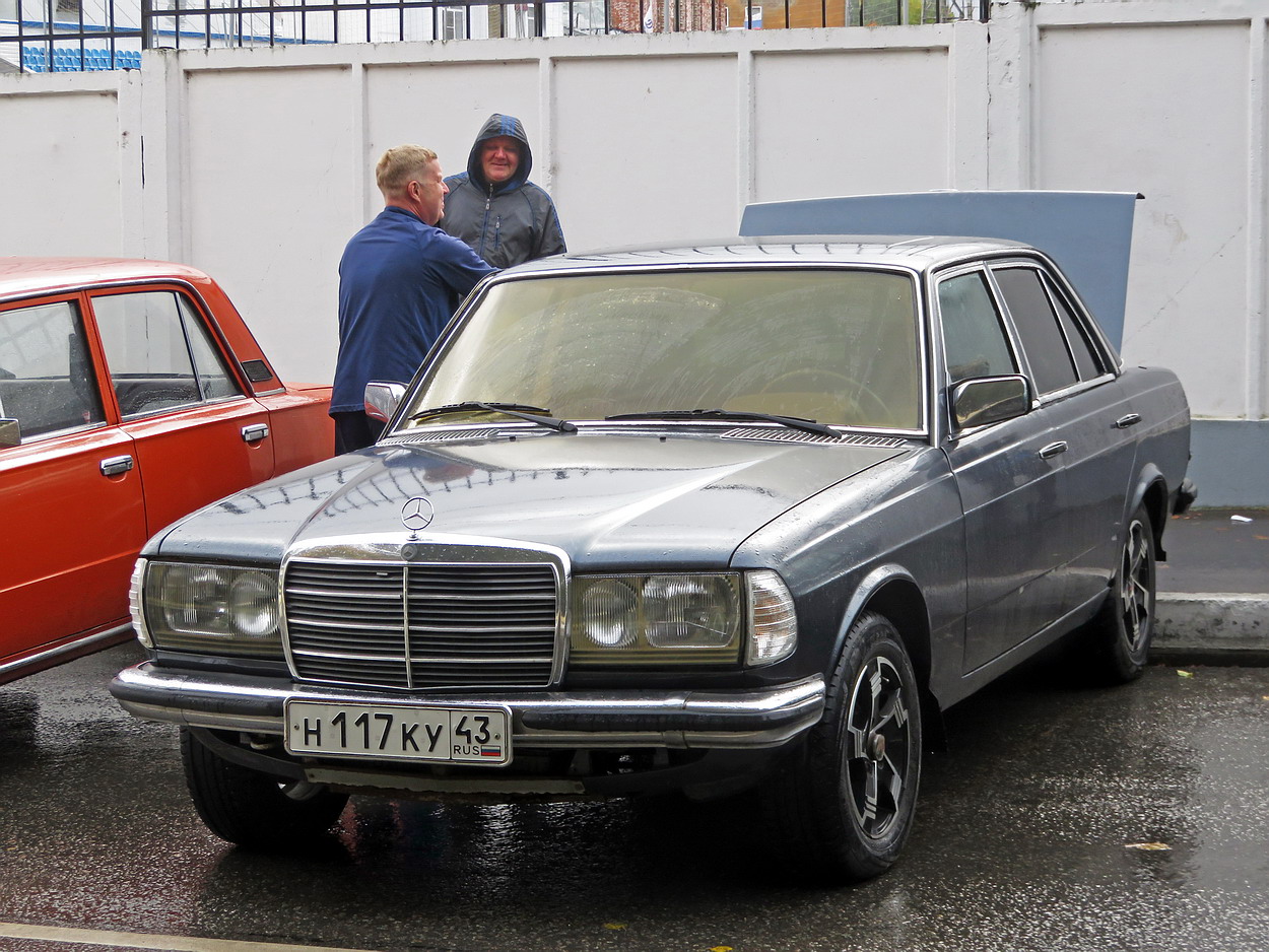 Кировская область, № Н 117 КУ 43 — Mercedes-Benz (W123) '76-86; Кировская область — Выставка ретро-автомобилей в Кирове в честь 651-й годовщины дня города 21 сентября 2025 года