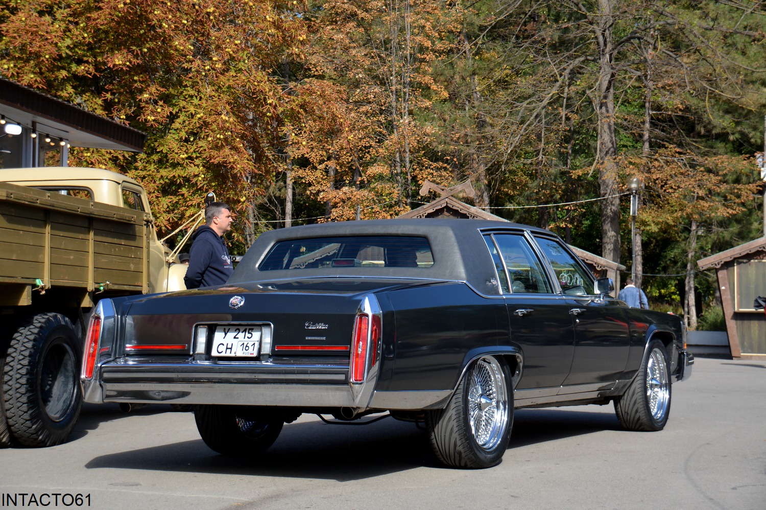Ростовская область, № У 215 СН 161 — Cadillac Fleetwood Brougham '77-86; Ростовская область — Retro Motor Show_2025_Сентябрь