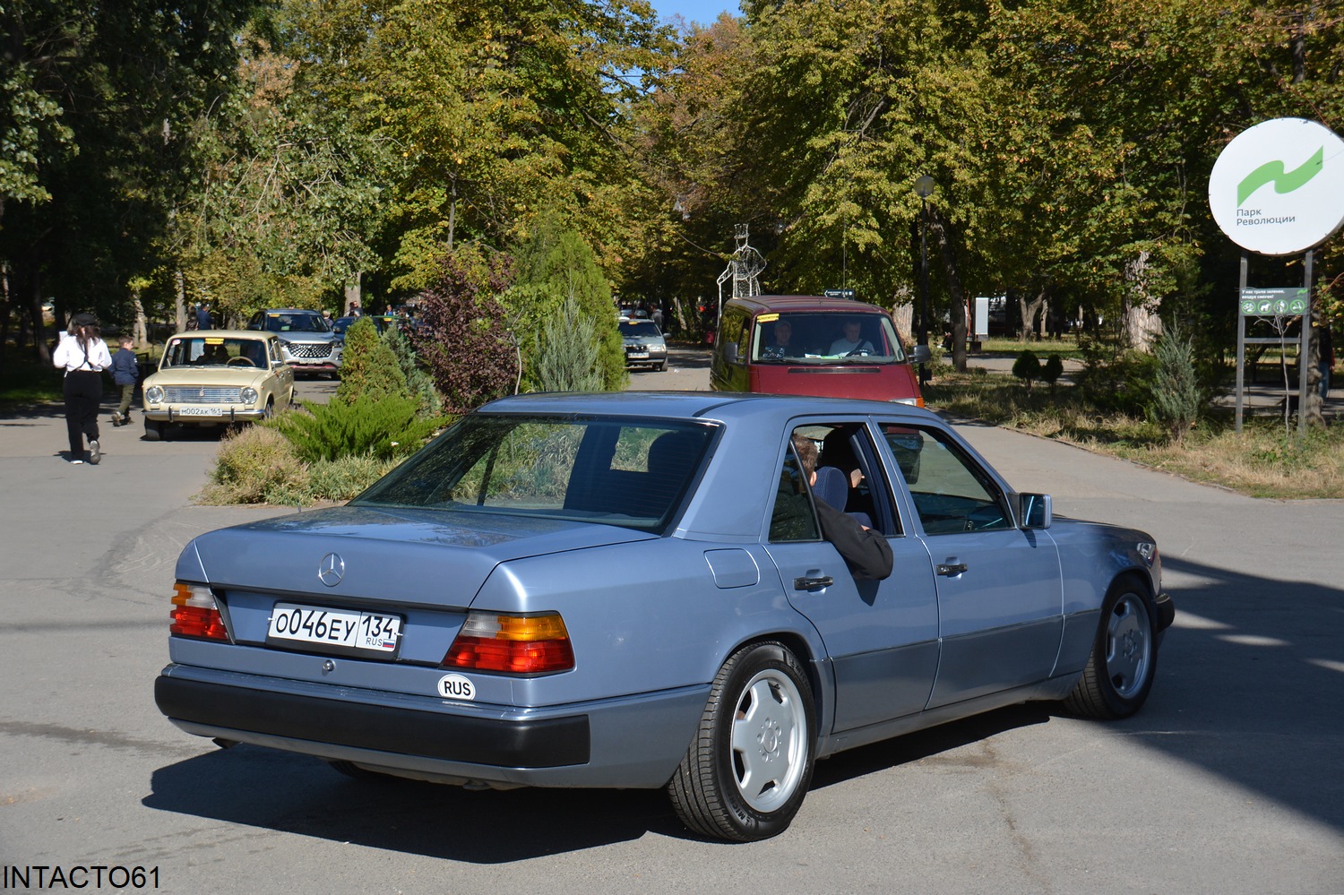 Волгоградская область, № О 046 ЕУ 134 — Mercedes-Benz (W124) '84-96; Ростовская область — Retro Motor Show_2025_Сентябрь