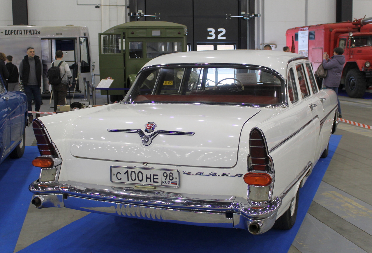 Санкт-Петербург, № С 100 НЕ 98 — ГАЗ-13 Чайка '59-81; Санкт-Петербург — Олдтаймер-Галерея Ильи Сорокина
