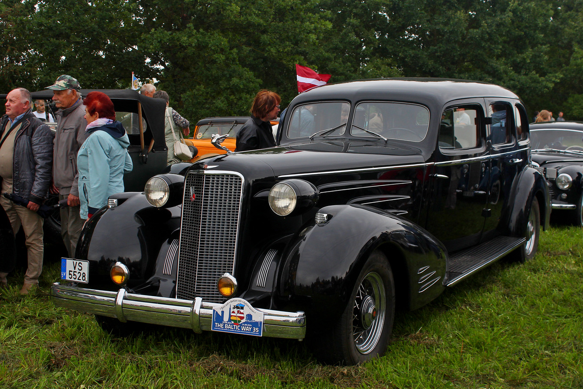 Латвия, № VS-5528 — Cadillac V16 '30-40; Литва — Baltijos kelias 35