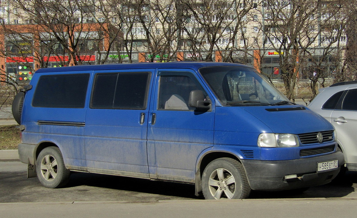 Мурманская область, № Н 585 ЕТ 51 — Volkswagen Caravelle (T4) '90-03