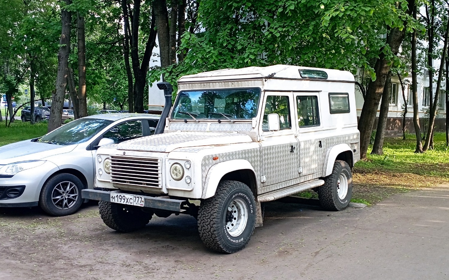Москва, № М 199 ХС 777 — Land Rover Defender '83-07