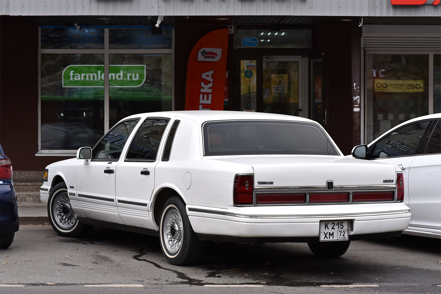 Тюменская область, № К 215 ХМ 72 — Lincoln Town Car (2G) '90-97