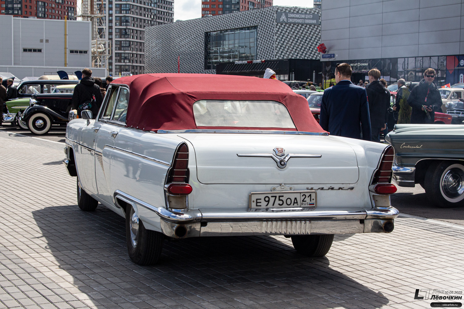 Чувашия, № Е 975 ОА 21 — ГАЗ-13Б Чайка '61-62; Москва — Круг Победы 2025