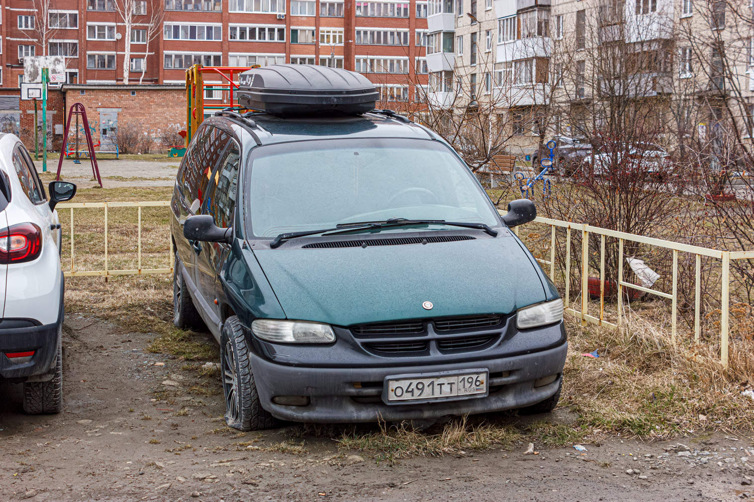 Свердловская область, № О 491 ТТ 196 — Chrysler Voyager (3G) '95-00