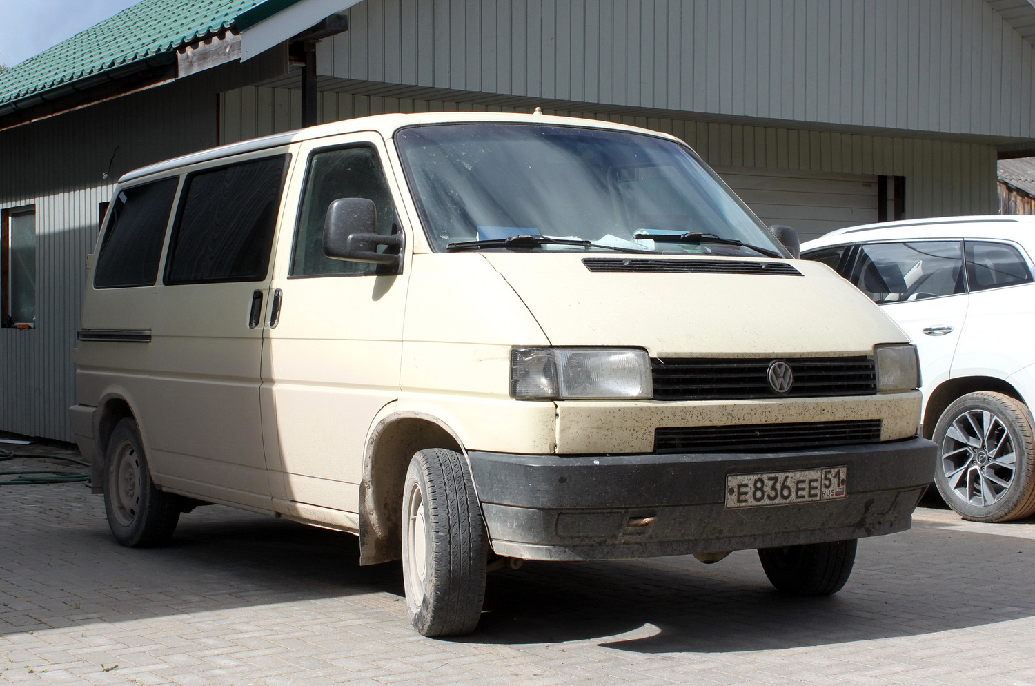 Мурманская область, № Е 836 ЕЕ 51 — Volkswagen Caravelle (T4) '90-03