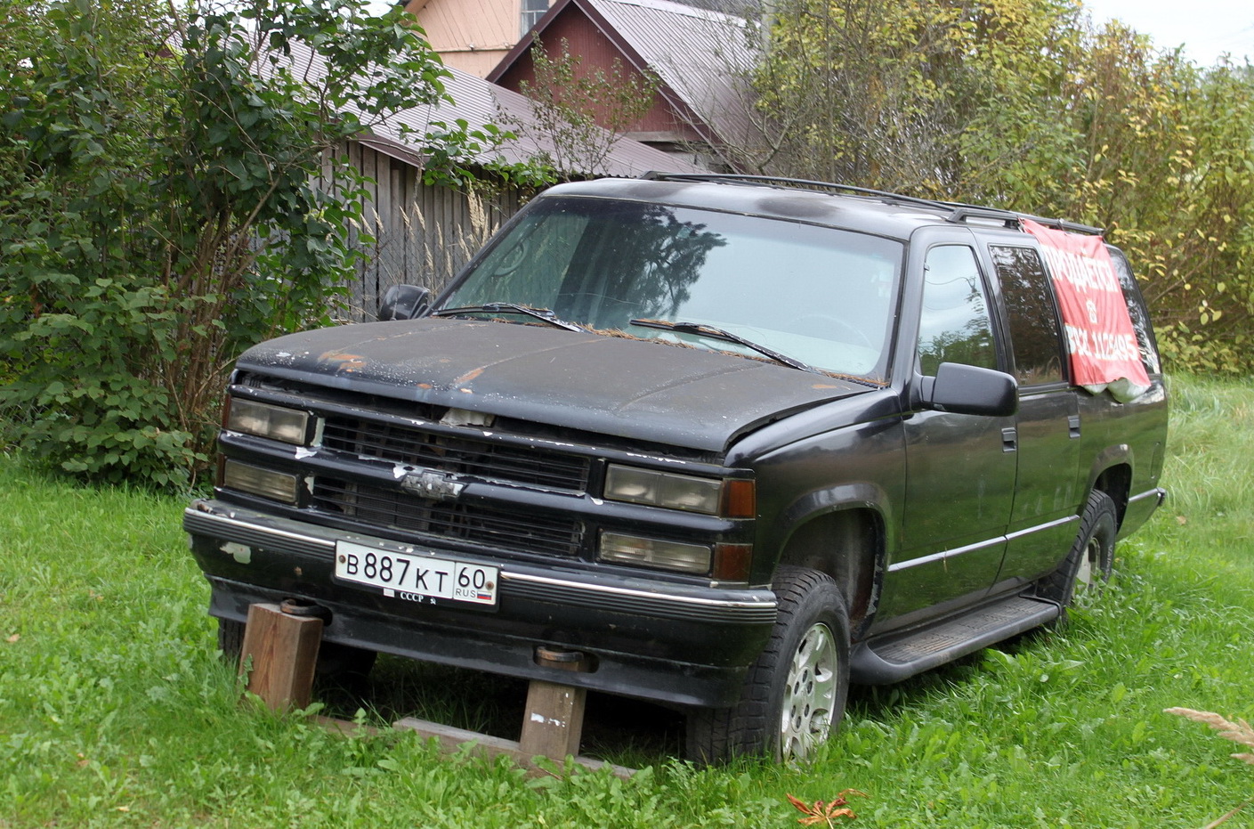 Псковская область, № В 887 КТ 60 — Chevrolet Suburban (8G) '92-99