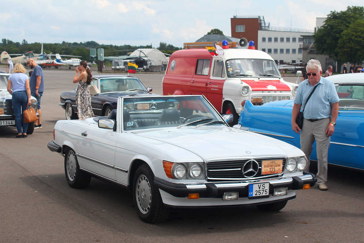 Латвия, № VS-2575 — Mercedes-Benz (R107/C107) '71-89; Литва — Nesenstanti klasika 2025