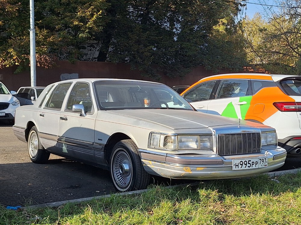 Москва, № Н 995 РР 797 — Lincoln Town Car (2G) '90-97