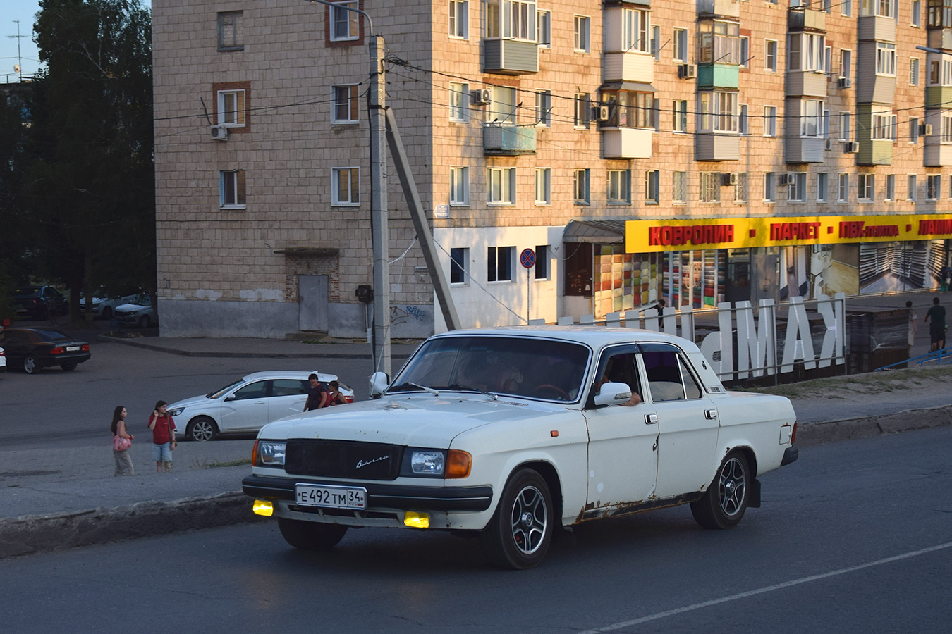 Волгоградская область, № Е 492 ТМ 34 — ГАЗ-31029 Волга '92-97