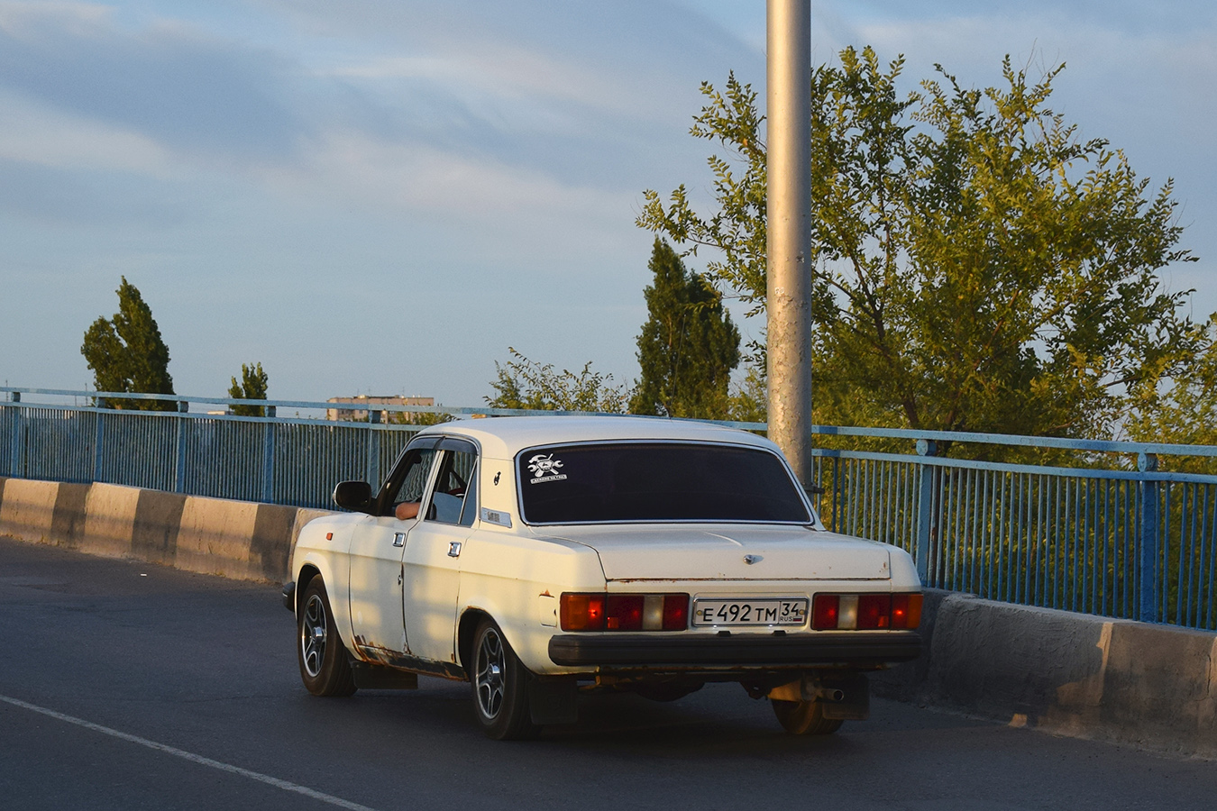 Волгоградская область, № Е 492 ТМ 34 — ГАЗ-31029 Волга '92-97
