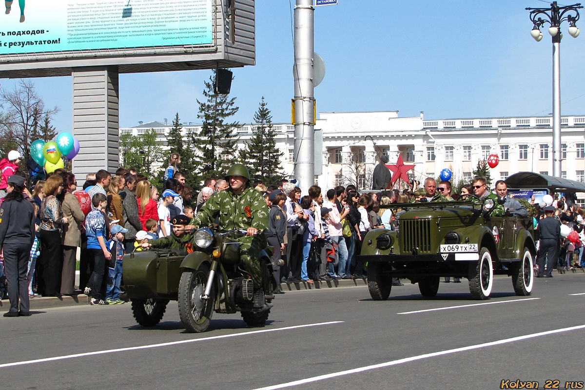 Алтайский край, № (22) Б/Н MT 0024 — КМЗ / Днепр (Общая модель); Алтайский край, № Х 069 ТХ 22 — ГАЗ-69А '53-73; Алтайский край — День Победы. Барнаул. 2013 г.