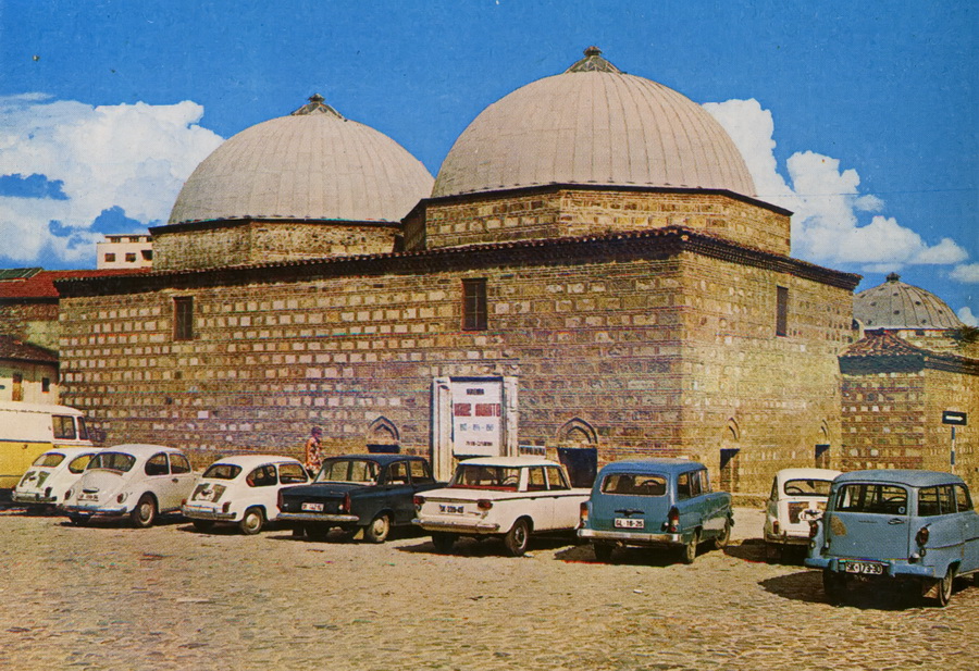 Македония, № (YU) U/N 0001 — Zastava 750 '62-85; Македония, № SK 109-94 — Volkswagen Käfer (общая модель); Македония, № (YU) U/N 0002 — Zastava 750 '62-85; Македония, № SK 142-62 — FIAT (общая модель); Македония, № SK 225-45 — FIAT (общая модель); Сербия, № GL 16-25 — Ford (общая модель); Сербия, № LE 56-7* — Zastava 750 '62-85; Македония, № SK 173-30 — Opel Olympia Rekord '53-57