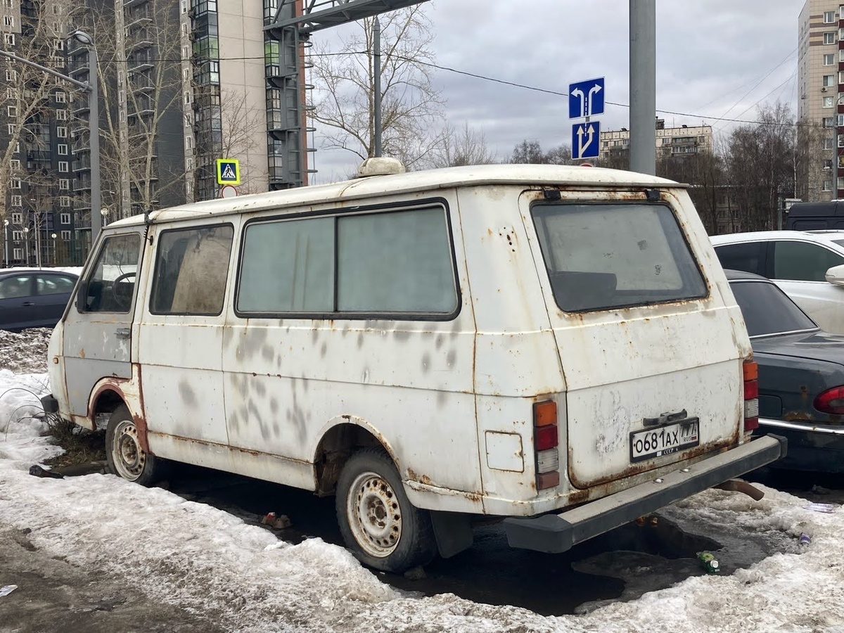 Москва, № О 681 АХ 777 — РАФ-2915-02 '94-97