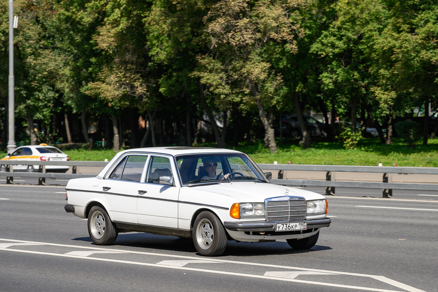 Московская область, № У 736 КР 190 — Mercedes-Benz (W123) '76-86