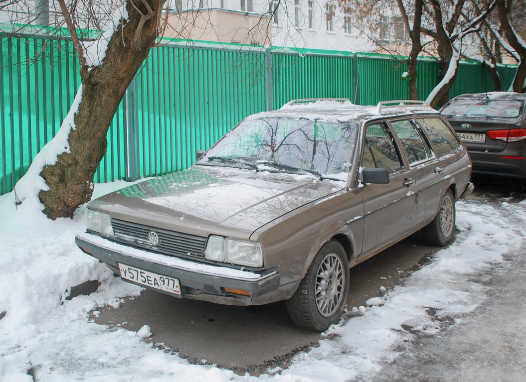 Москва, № У 575 ЕА 977 — Volkswagen Passat Variant (B2) '80-88