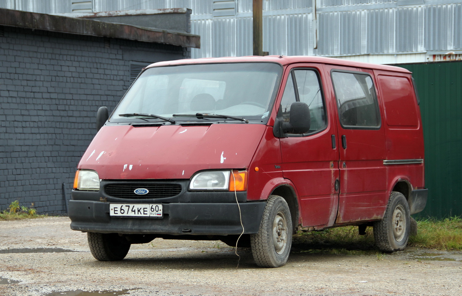 Псковская область, № Е 674 КЕ 60 — Ford Transit (3G, facelift) '94-00