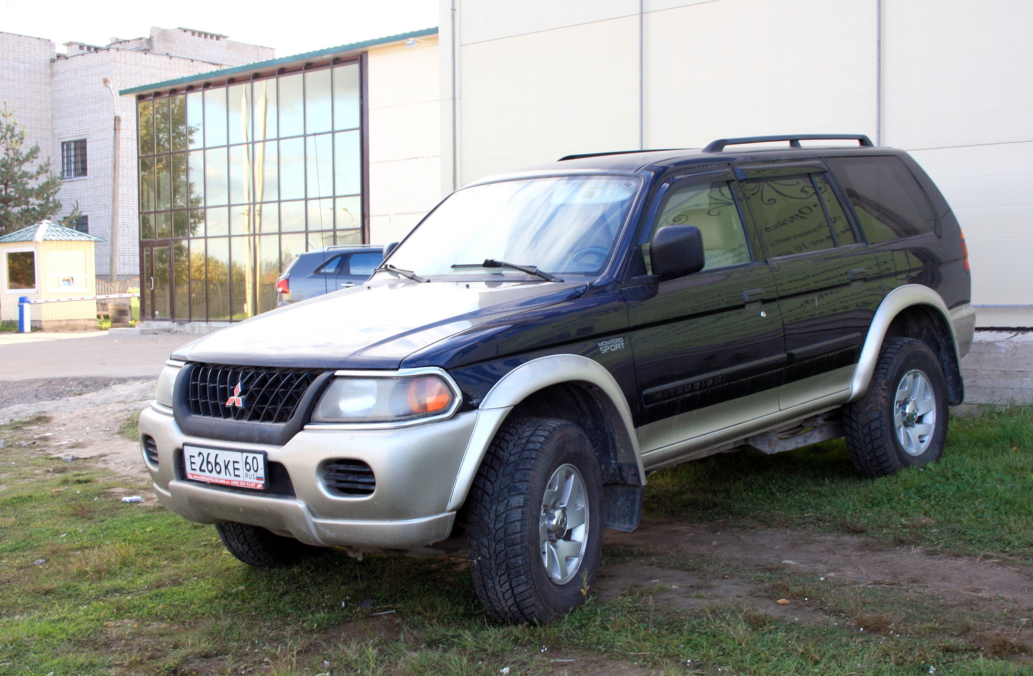 Псковская область, № Е 266 КЕ 60 — Mitsubishi Montero Sport '96-05