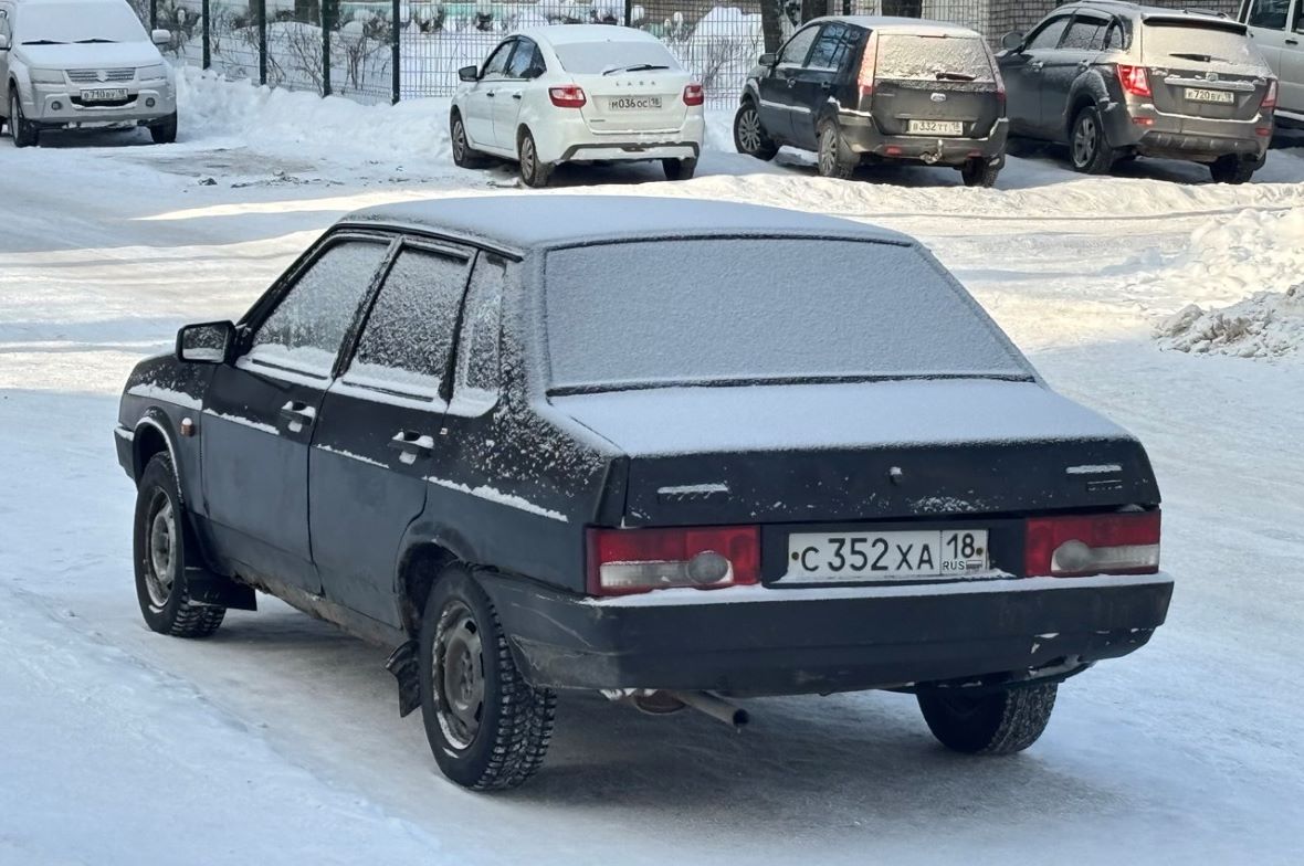 Удмуртия, № С 352 ХА 18 — ВАЗ-21099 '90-04