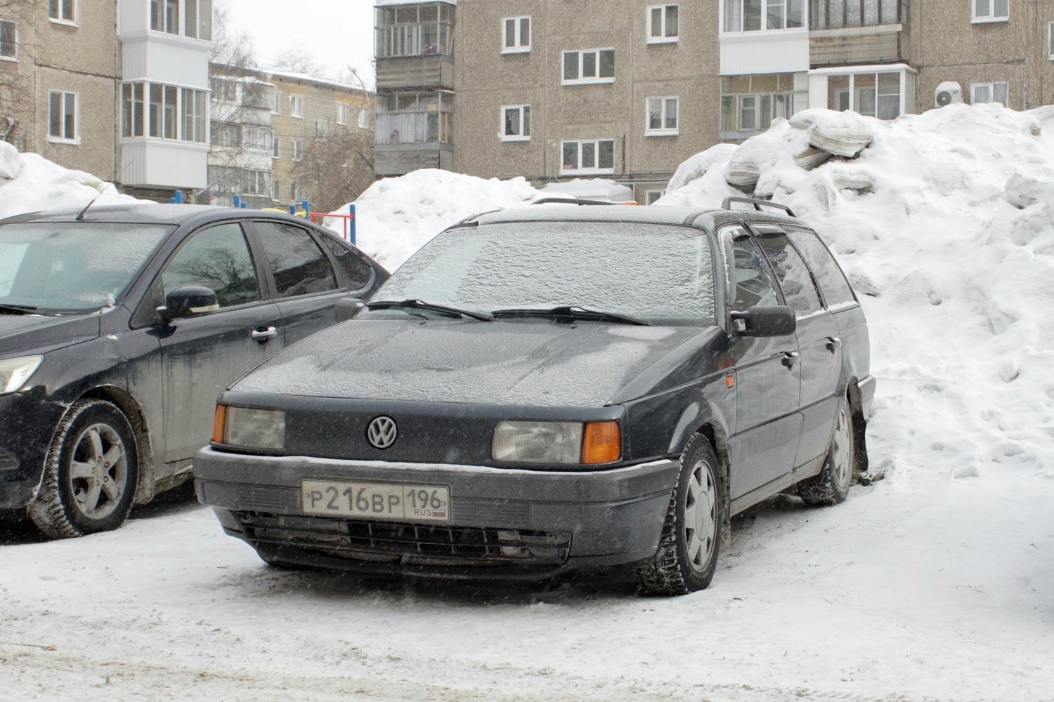 Свердловская область, № Р 216 ВР 196 — Volkswagen Passat (B3) '88-93