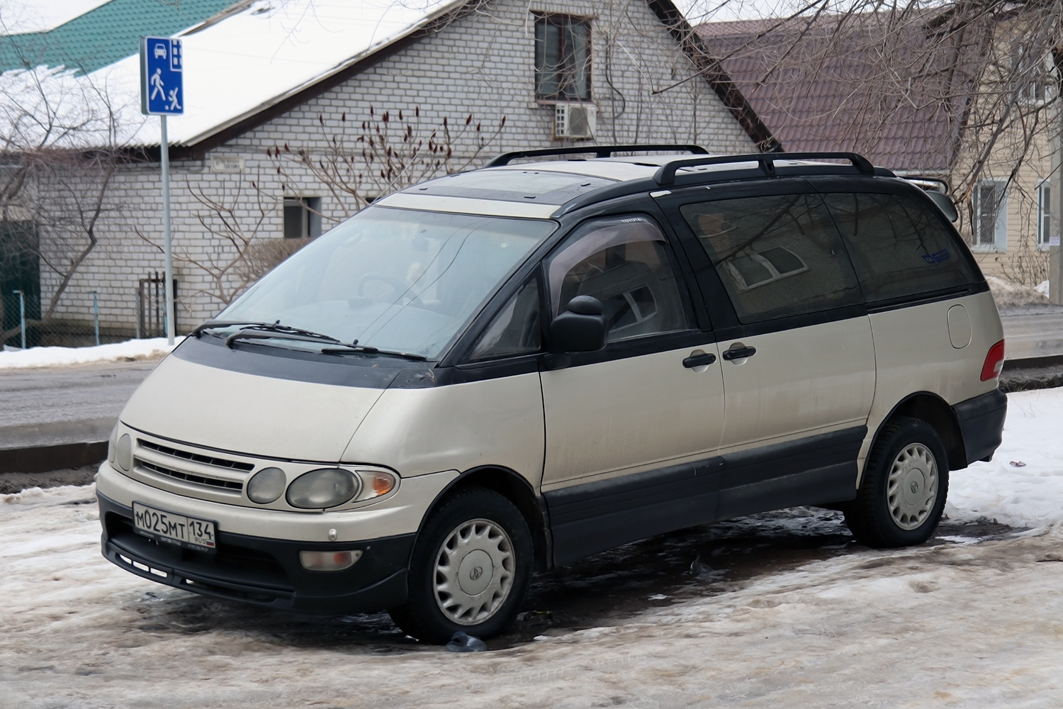 Волгоградская область, № М 025 МТ 134 — Toyota Estima Emina (XR10/XR20) '92-99