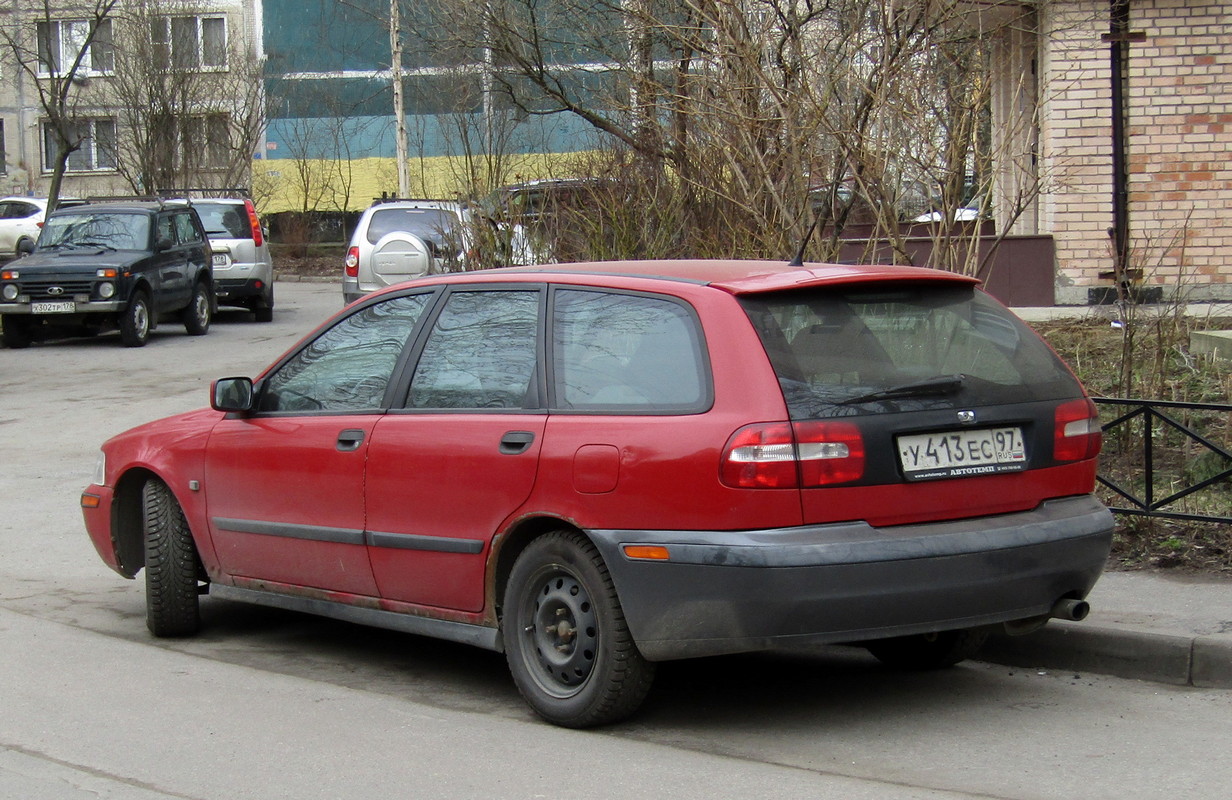 Москва, № У 413 ЕС 97 — Volvo V40 '96–04