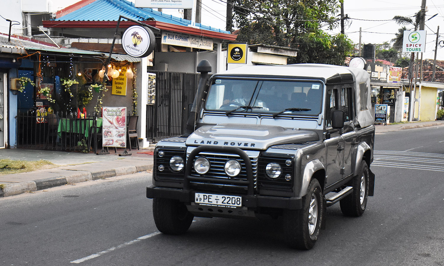 Шри-Ланка, № PE-2208 — Land Rover Defender '83-07