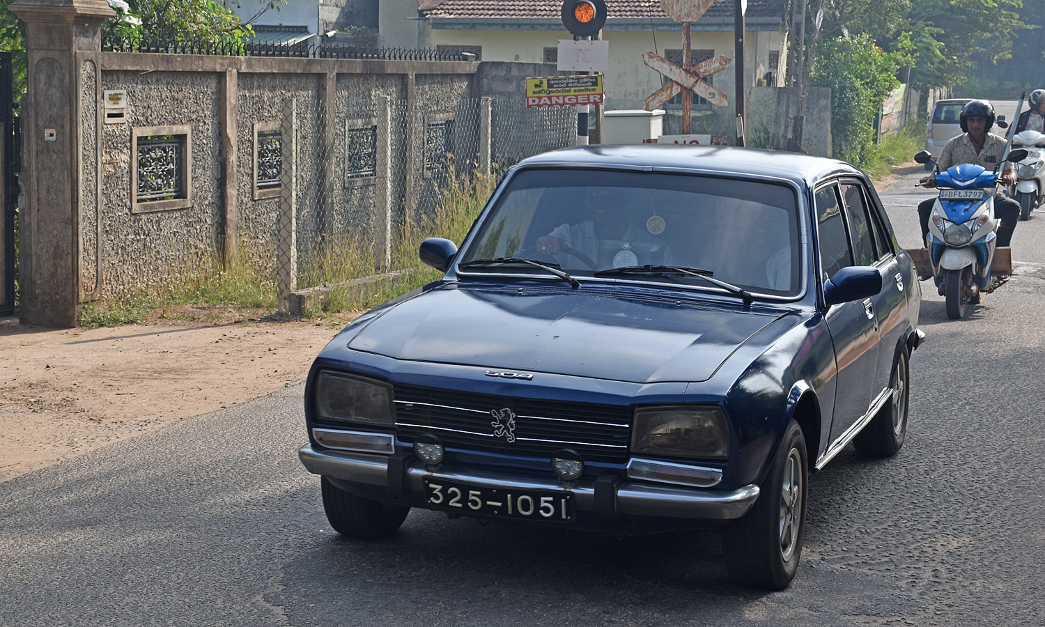 Шри-Ланка, № 325-1051 — Peugeot 504 '68-04