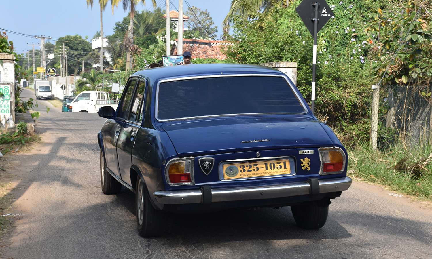 Шри-Ланка, № 325-1051 — Peugeot 504 '68-04