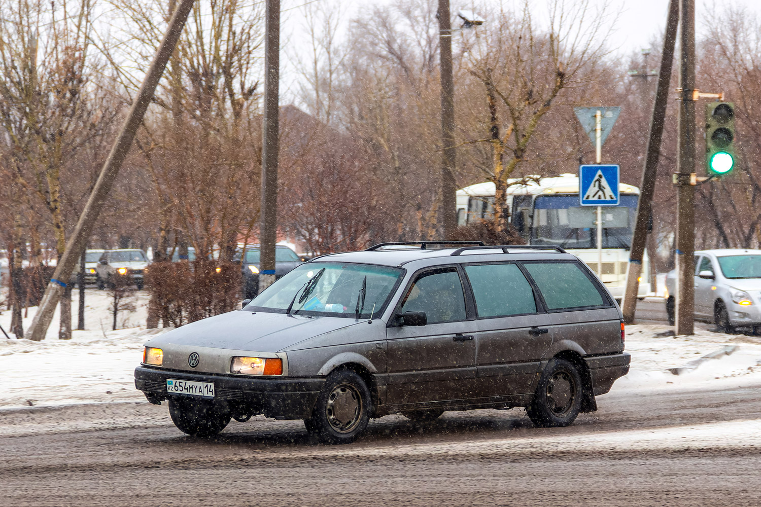 Павлодарская область, № 654 MYA 14 — Volkswagen Passat (B3) '88-93
