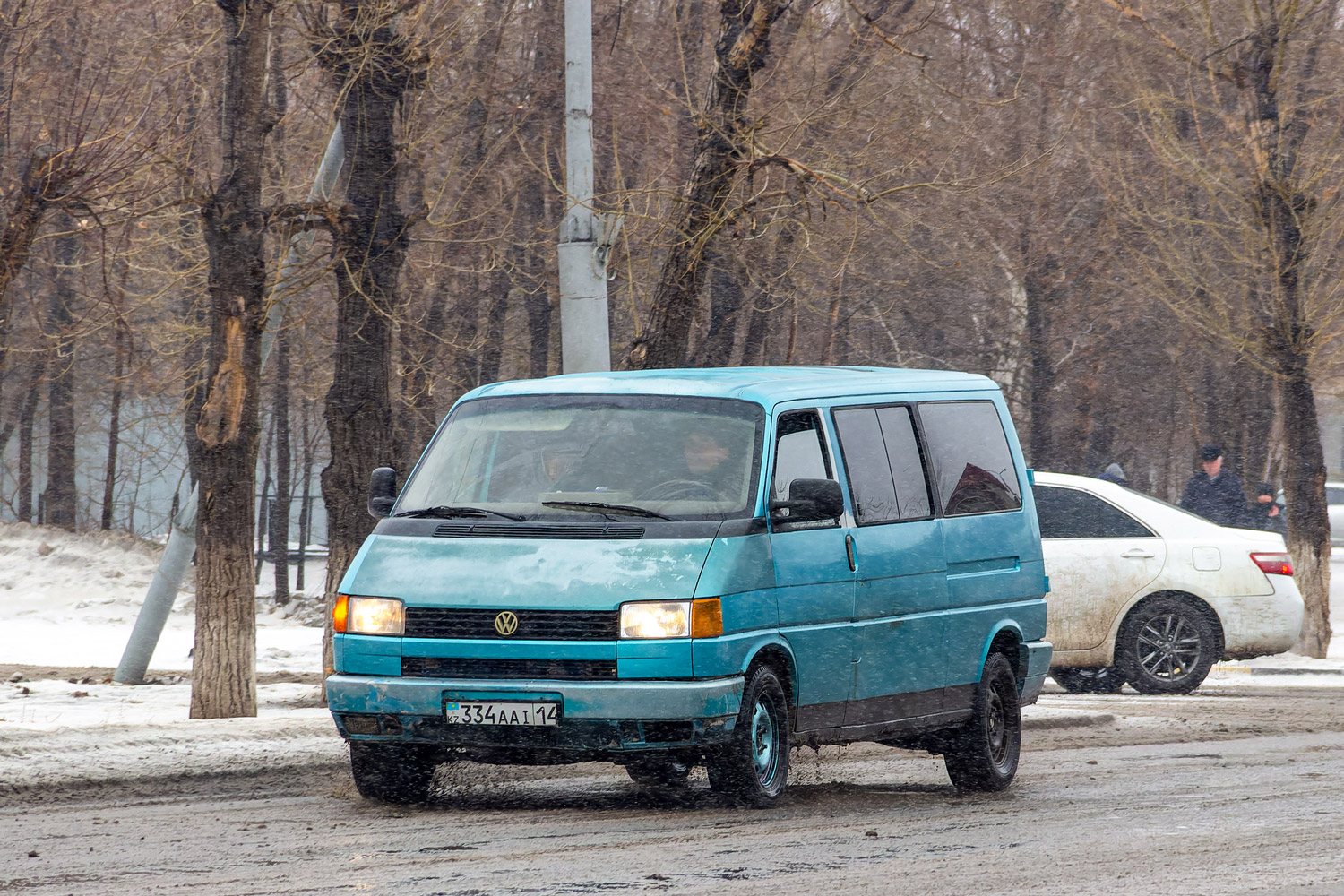 Павлодарская область, № 334 AAI 14 — Volkswagen Caravelle (T4) '90-03
