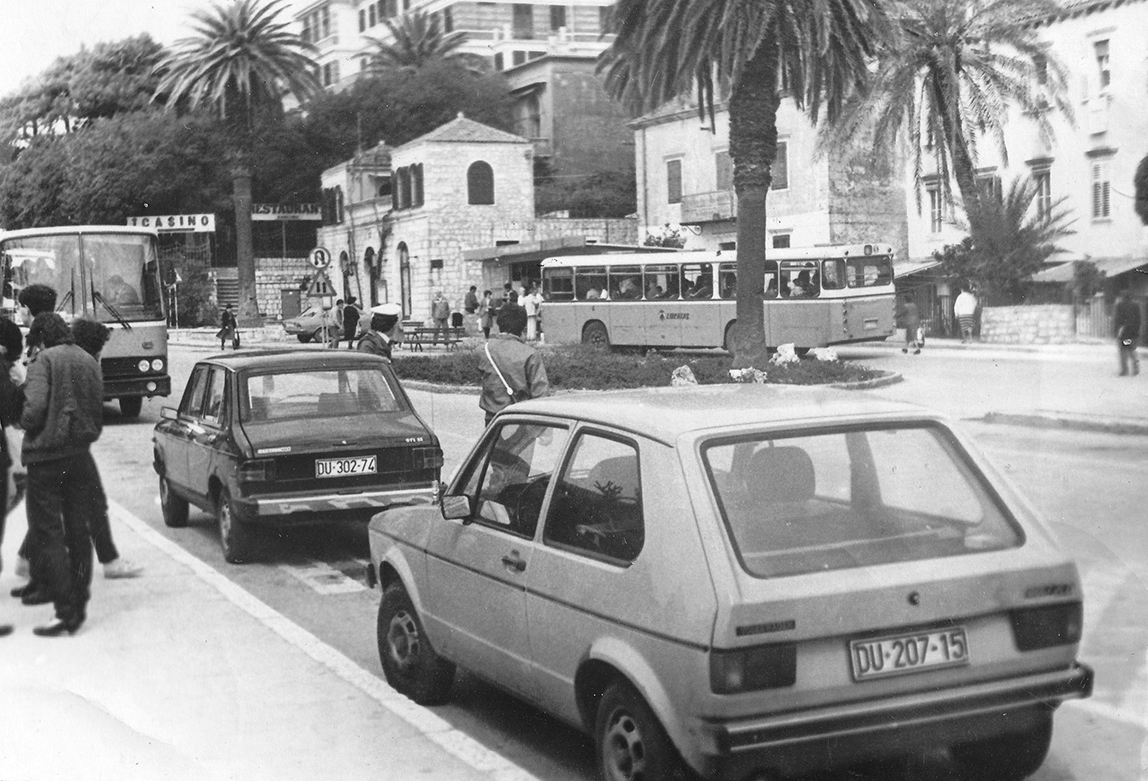 Хорватия, № DU 302-74 —  Модель неизвестна; Хорватия, № DU 207-15 — Volkswagen Golf (Typ 17) '74-88; Исторические фотографии (до 2000 года) (Хорватия)