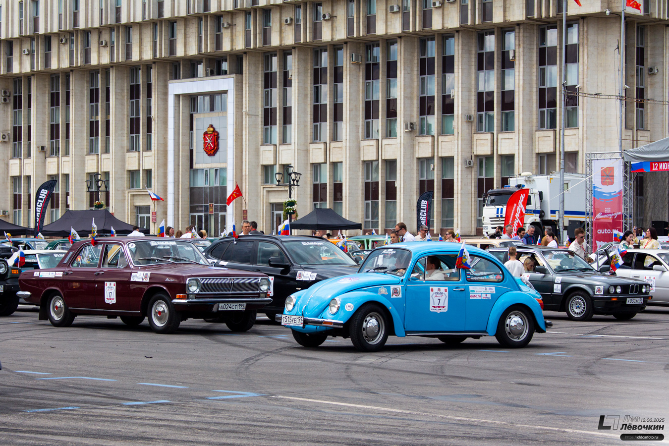 Москва, № А 024 СТ 199 — ГАЗ-24 Волга '68-86; Москва, № Т 515 УЕ 197 — Volkswagen Käfer 1200L/J/1600i '74-04; Тульская область — Автомобильный фестиваль "Автострада — 2025"