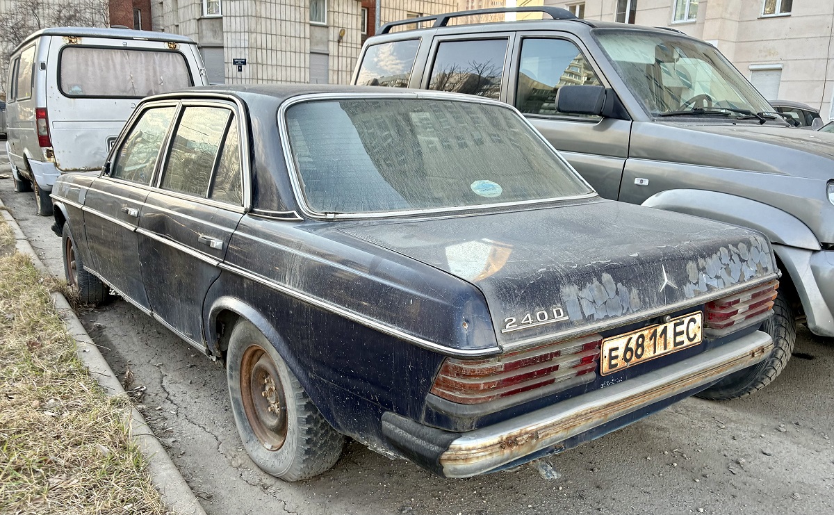Санкт-Петербург, № Е 6811 ЕС — Mercedes-Benz (W123) '76-86