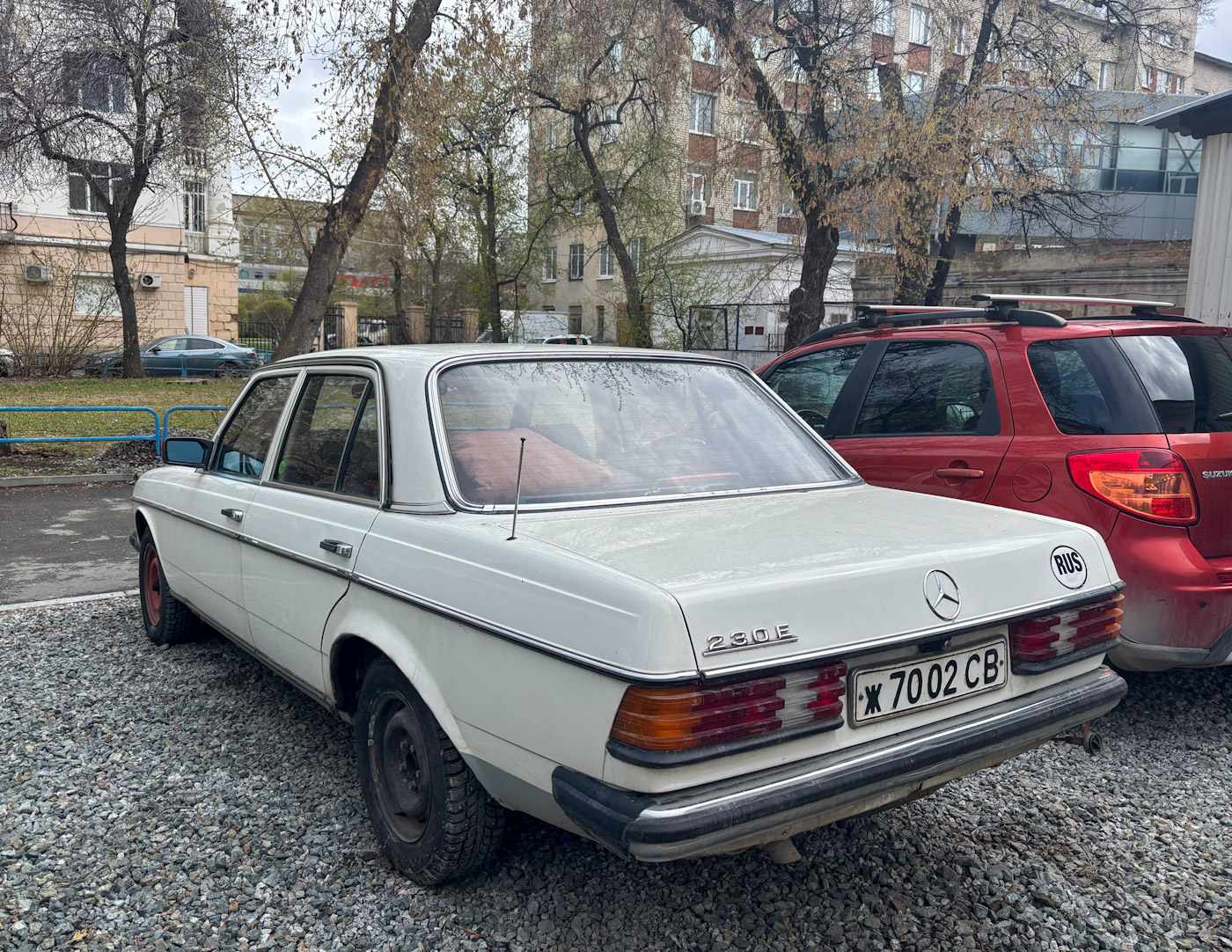 Свердловская область, № Ж 7002 СВ — Mercedes-Benz (W123) '76-86