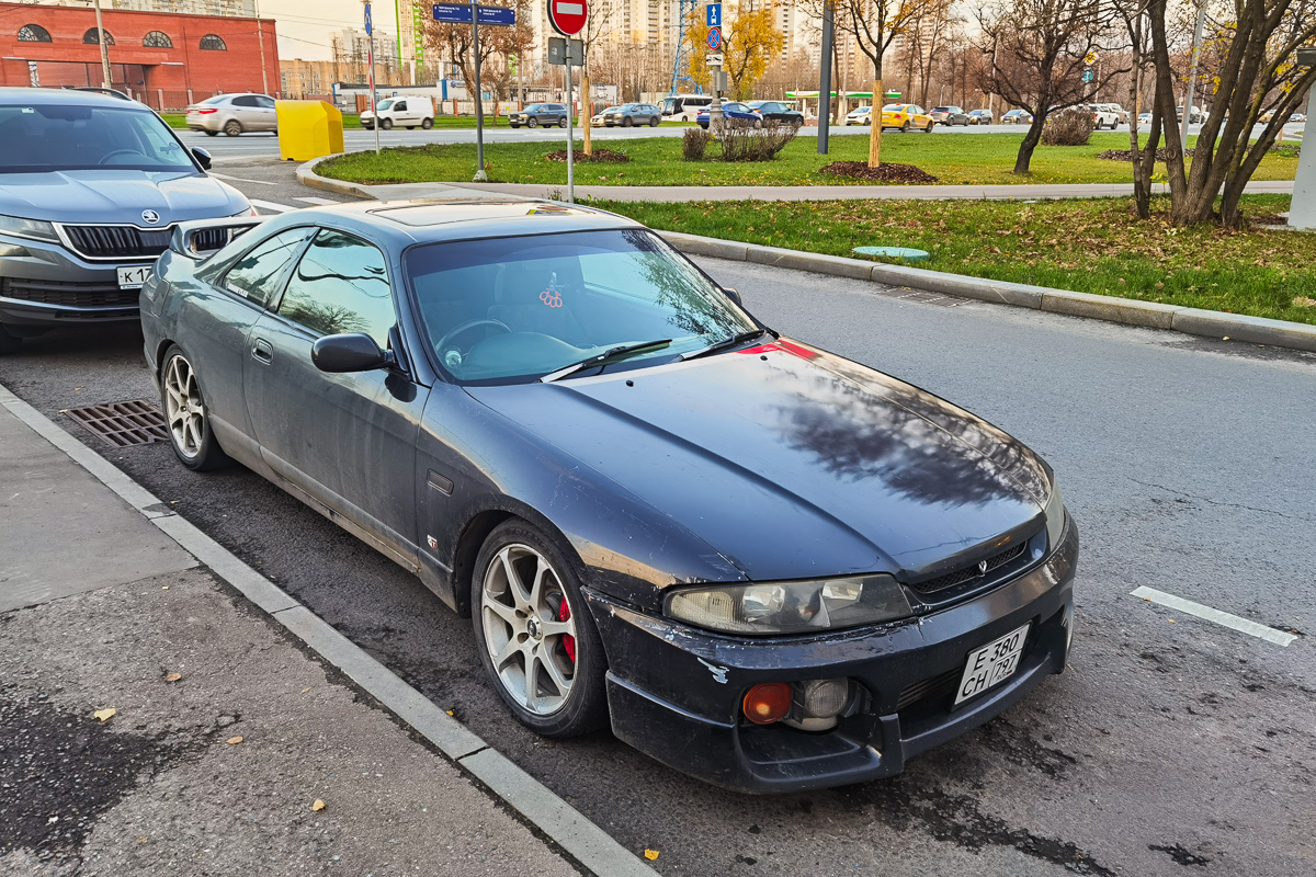Москва, № Е 380 СН 797 — Nissan Skyline (R33) '93-98
