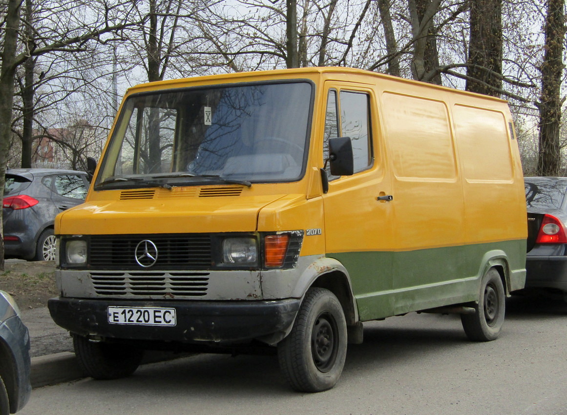 Санкт-Петербург, № Е 1220 ЕС — Mercedes-Benz T1 207D '76-96