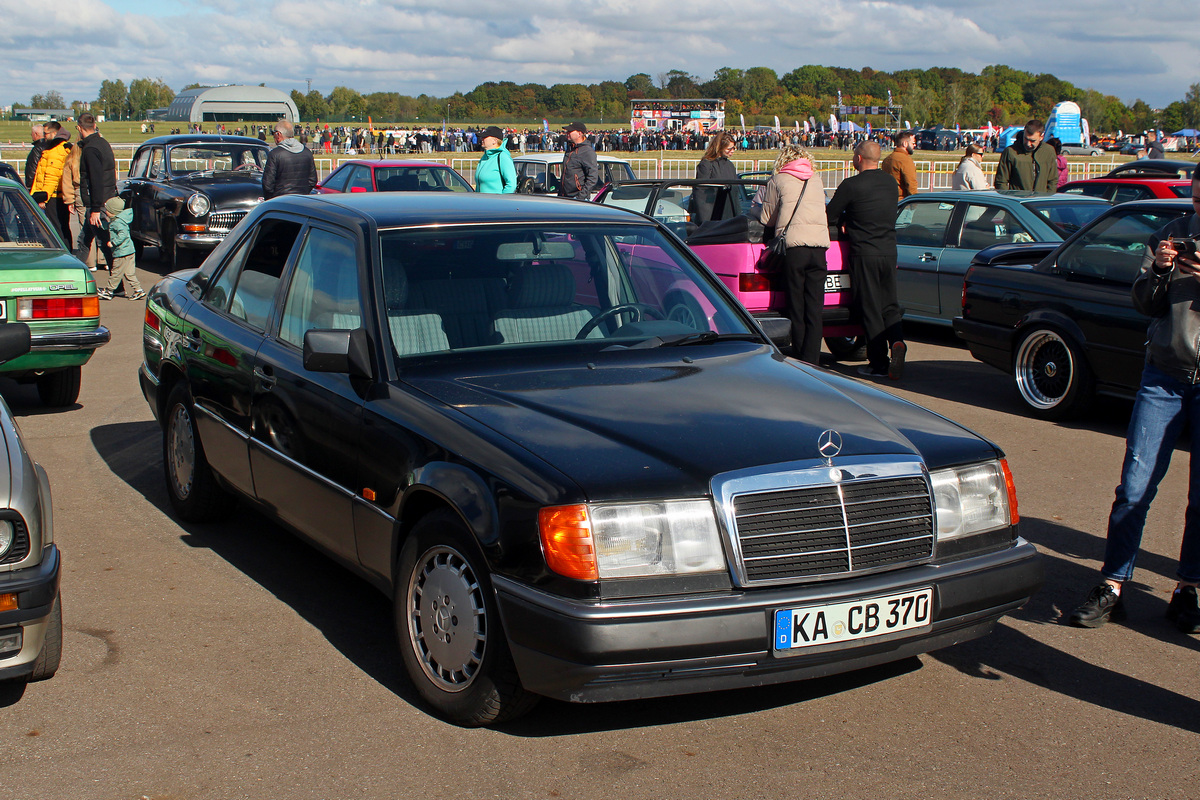 Германия, № KA-CB 370 — Mercedes-Benz (W124) '84-96; Литва — Retro mugė 2025 ruduo