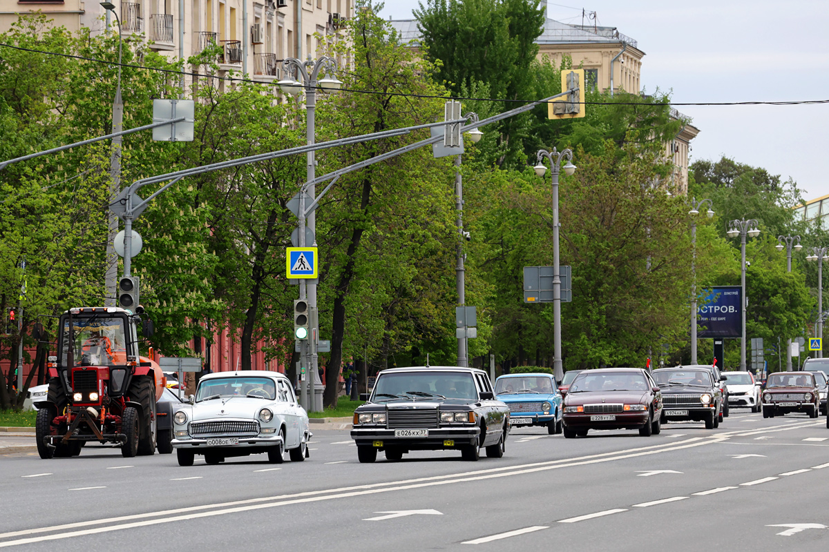 Московская область, № О 008 ОЕ 150 — ГАЗ-21 Волга (3 серия) '62-70; Ивановская область, № Е 026 КХ 37 — ЗИЛ-41047 '85-10; Москва, № Е 567 КР 799 — Chevrolet Caprice (4G) '90-96; Москва — Круг Победы 2026