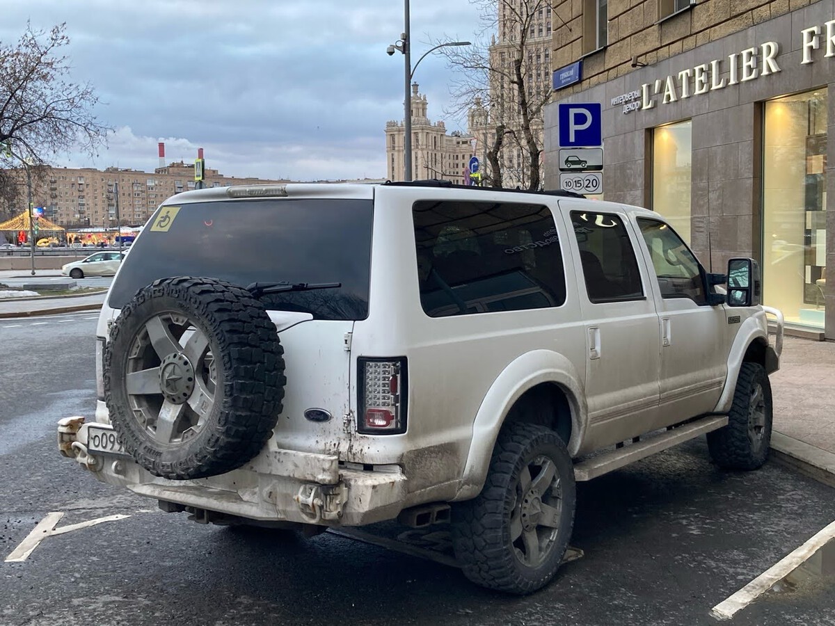Москва, № О 099 ВМ 197 — Ford Excursion '99-05