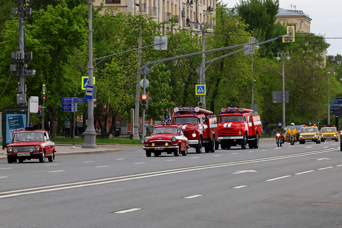 Москва, № 9662 МКМ — ВАЗ-21013 Жигули '77-88; Москва, № Е 441 ВУ 99 — ГАЗ-21Р Волга '65-70; Москва, № 1982 МКМ — ВАЗ-21011 Жигули '74-83; Москва, № 1985 МКМ — ВАЗ-21011 Жигули '74-83; Москва — Круг Победы 2026