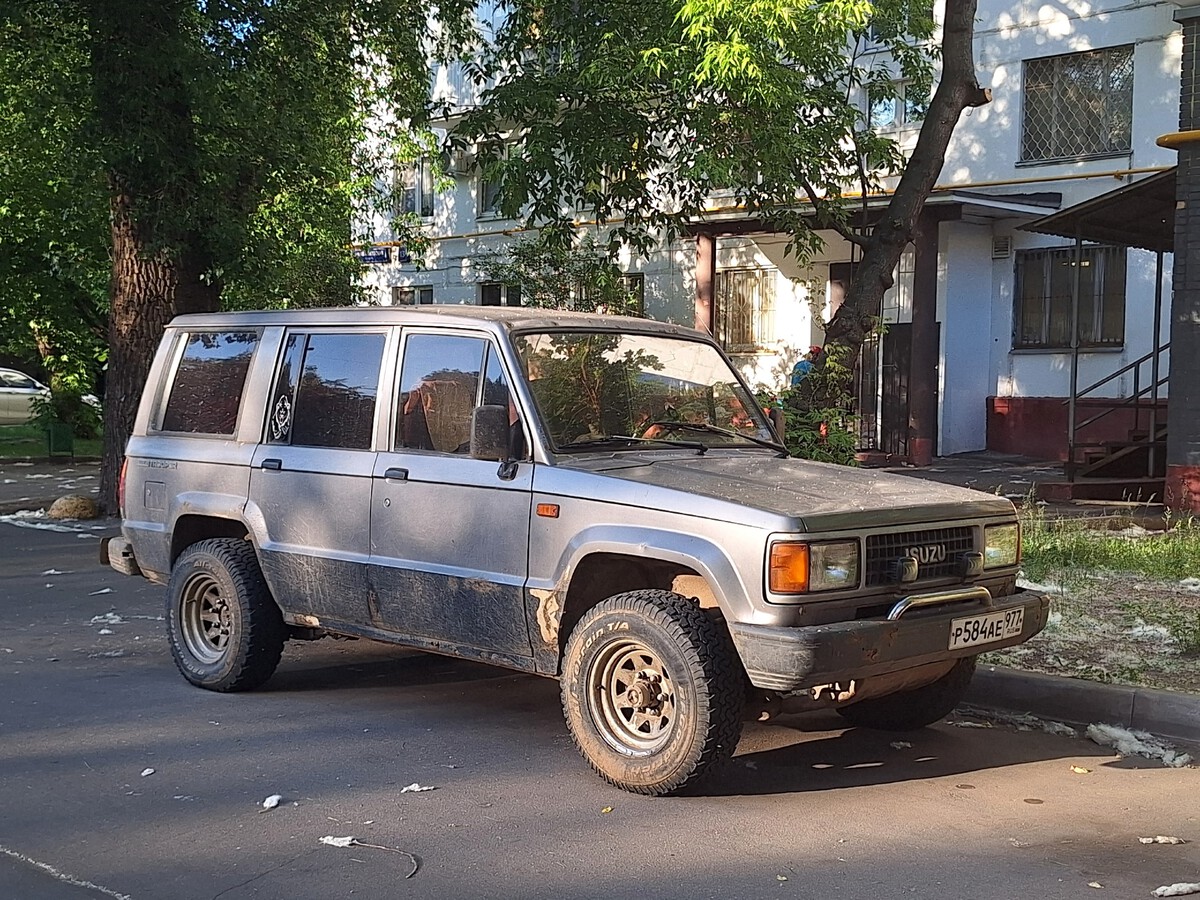 Москва, № Р 584 АЕ 977 — Isuzu Trooper (1G) '81-91