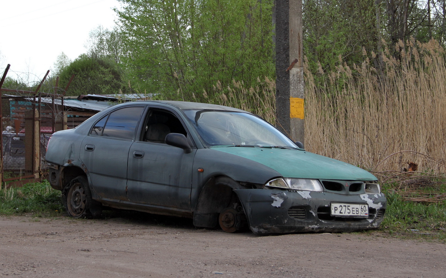 Псковская область, № Р 275 ЕВ 60 — Mitsubishi Carisma '95-99
