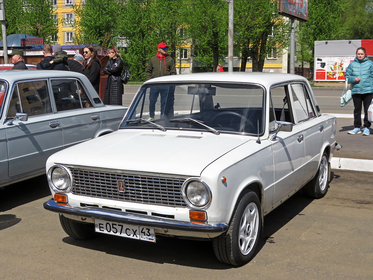 Кировская область, № Е 057 СХ 43 — ВАЗ-21011 Жигули '74-83; Кировская область — Выставка ретро-автомобилей в Кирове в честь Дня Победы 9 мая 2026 года