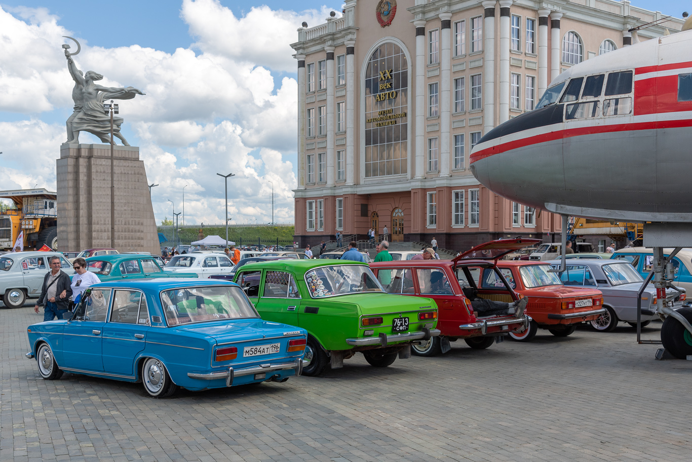 Свердловская область, № М 584 АТ 196 — ВАЗ-21033 Жигули '77-83; Свердловская область, № 76-13 СФП — Москвич-2140 '76-88; Свердловская область, № А 176 ЕО 66 — ВАЗ-2102 Жигули '71-86; Свердловская область, № Т 227 НТ 196 — ЗАЗ-968М Запорожец '79-94; Свердловская область — Фестиваль "Авторетро" 2026