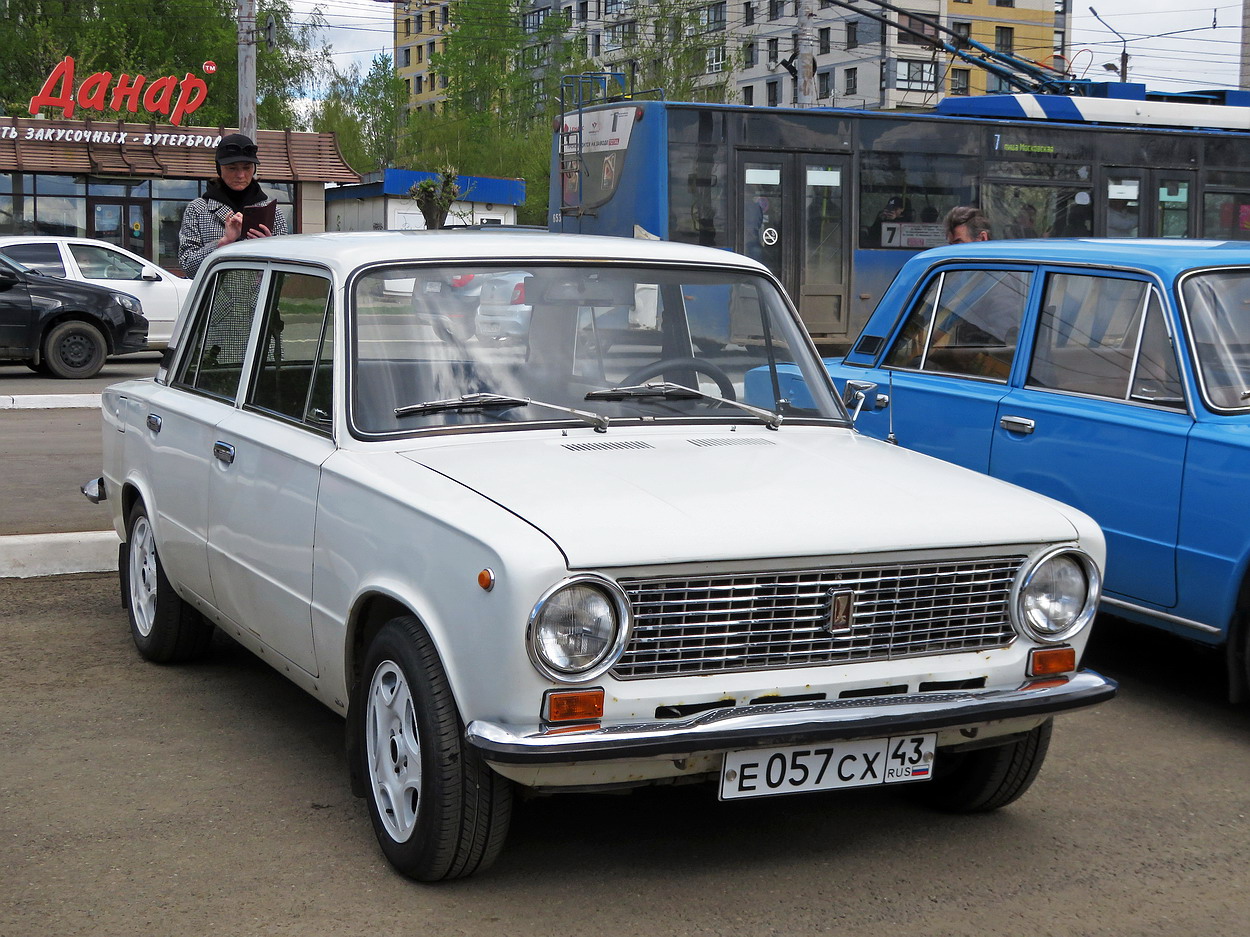 Кировская область, № Е 057 СХ 43 — ВАЗ-21011 Жигули '74-83; Кировская область — Выставка ретро-автомобилей в Кирове в честь Дня Победы 9 мая 2026 года